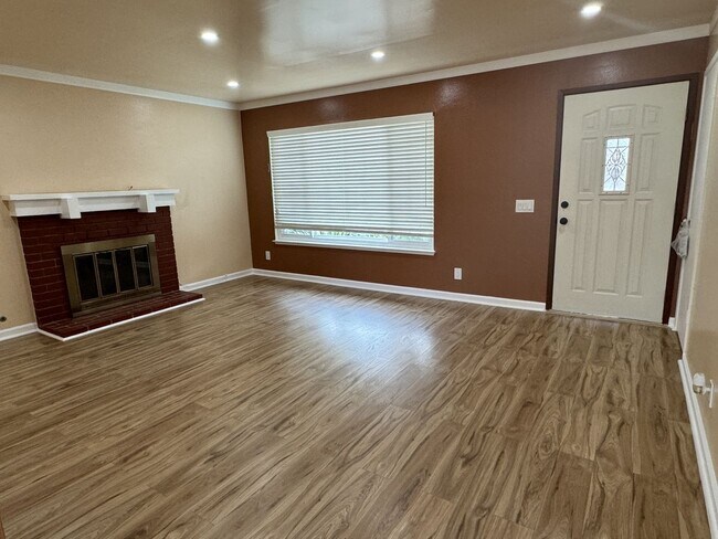 Building Photo - Remodeled Single Family Home in North Oxnard!
