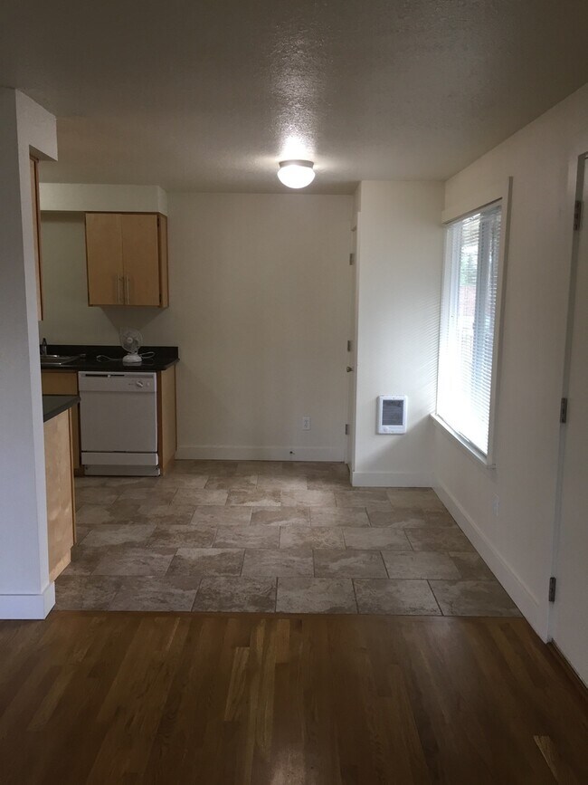 Building Photo - Spacious Private Upper Corner Unit Overloo...