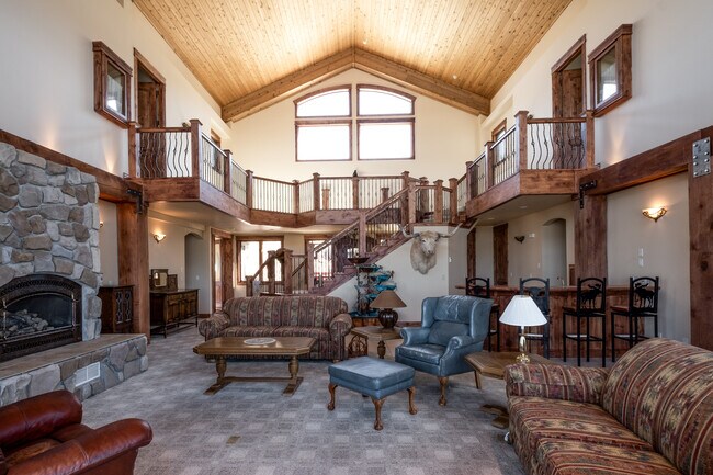 Building Photo - 595 S Foothill Dr