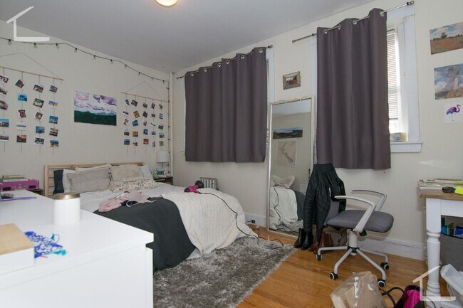 Building Photo - BU Housing - 4Bed 1.5Bath in Brookline - 9/1/26 (H&HW Included - Parking Available)