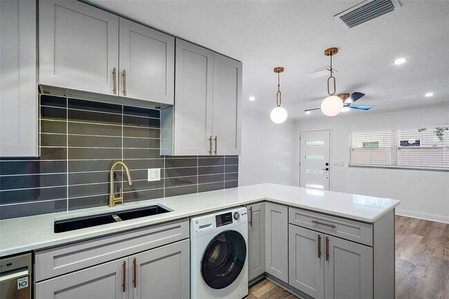 Building Photo - 779 12th Ave N