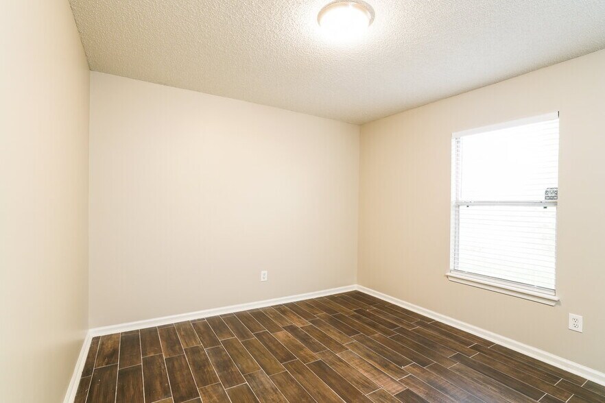 Building Photo - 1775 Glen Laurel Dr
