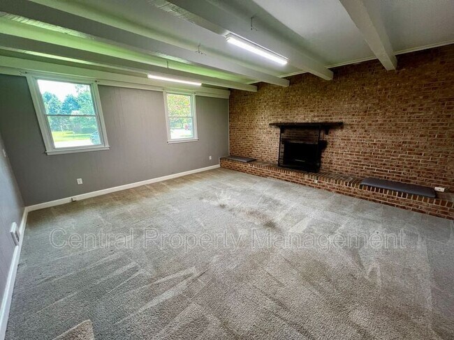Building Photo - 104 Madison Cir