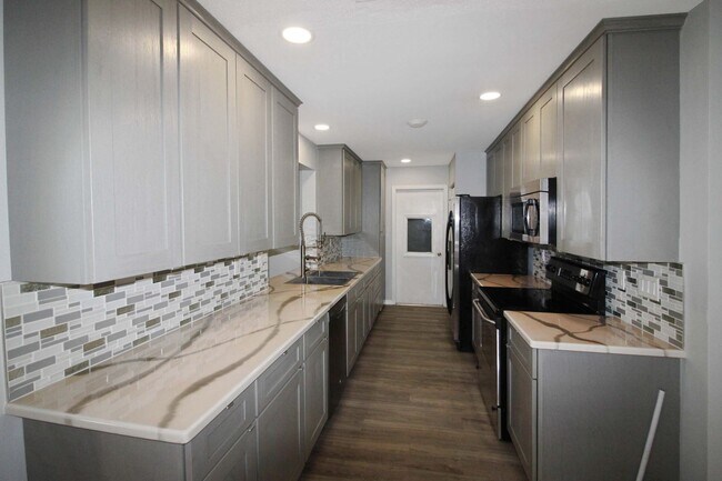 Building Photo - 420 Mt Vernon Dr