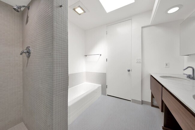 Building Photo - 1147 N Clark St