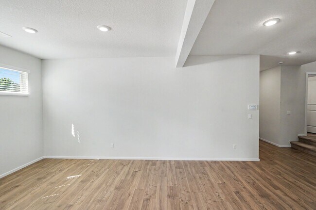 Building Photo - 4 Bed (plus BONUS ROOM), 2.5 Bath Newer Home in NE Salem