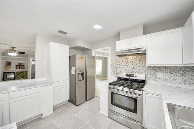 Building Photo - 7911 Pella Dr