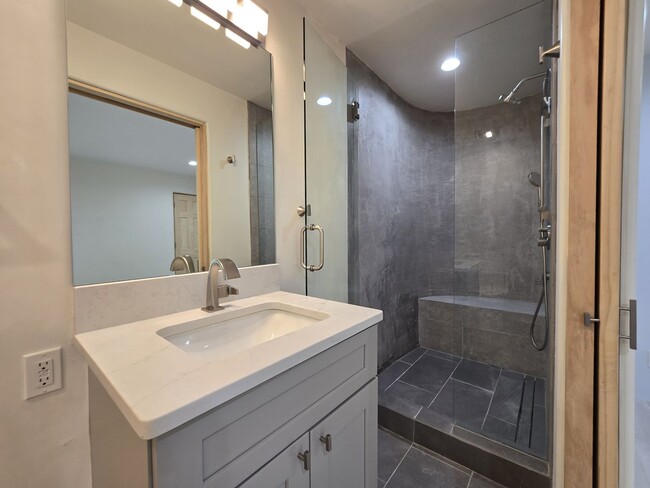 Building Photo - 76 E Wildflower Dr