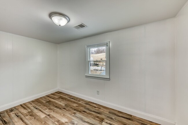 Building Photo - 5 Bedroom / 3.5 Bath Home Blountville, TN