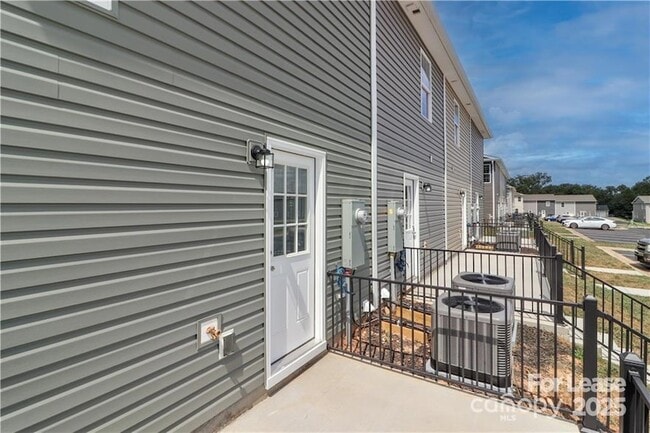 Building Photo - 3973 Newhall Dr NW