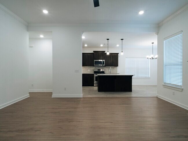 Building Photo - 441 Willow Dr