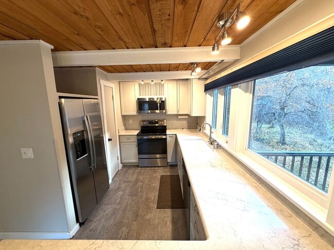 Building Photo - Stunning 2 Bed 1 Bath Condo Close to Downt...