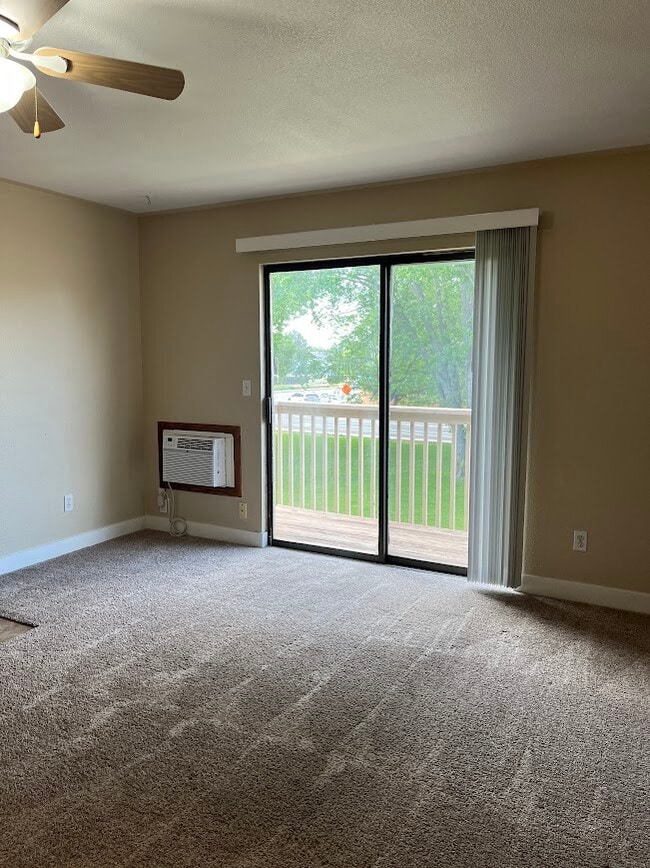 Building Photo - 806 Stone Mountain Dr