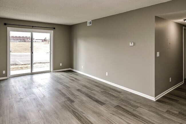 Building Photo - Updated 2-Bed and 1.5- Bath Apartment with Balcony!