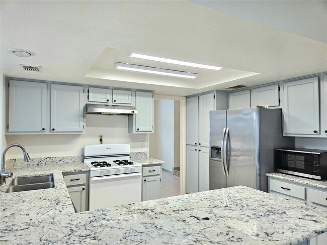 Building Photo - 2210 Brook View Ln