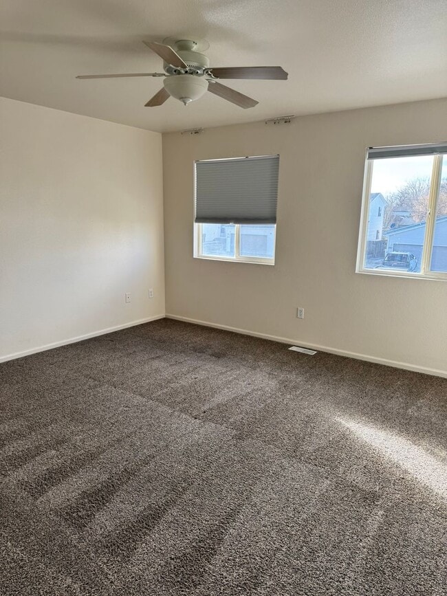 Building Photo - Corner Lot Townhouse, newly painted, new carpet