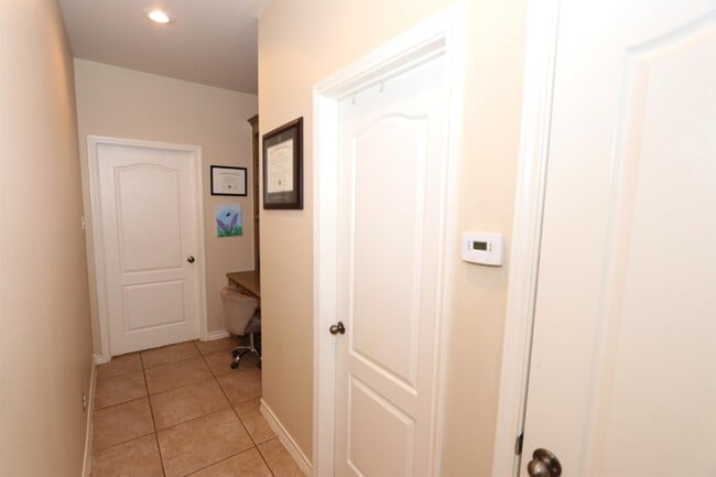 Building Photo - 10514 Winrock Dr