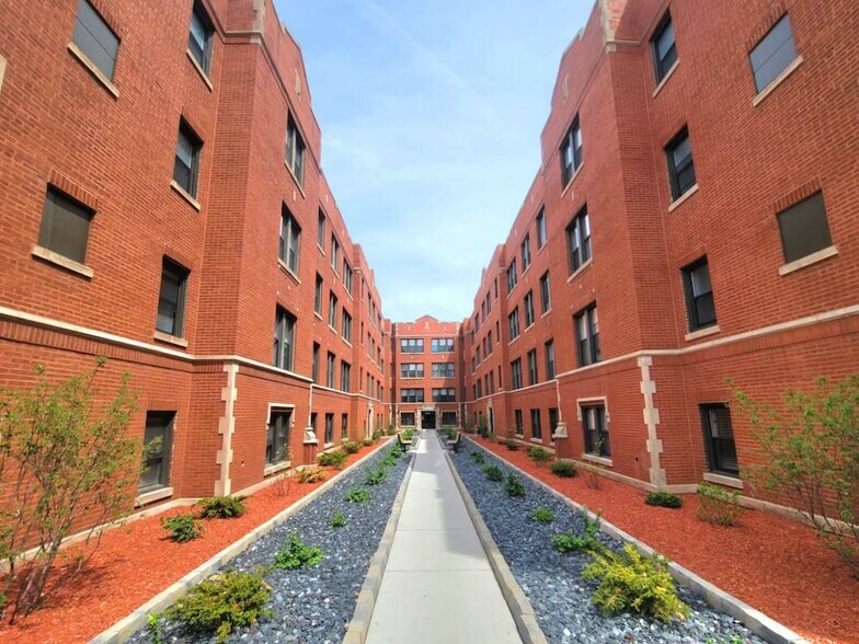 Primary Photo - 3925 N Janssen Ave