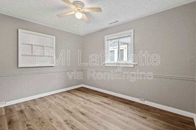 Building Photo - 2229 Roselawn Ave