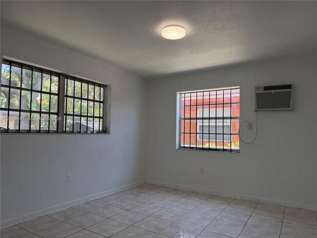 Building Photo - 1820 NW 19th Ave