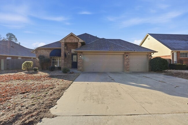 Building Photo - 4900 Cypress Lake Dr