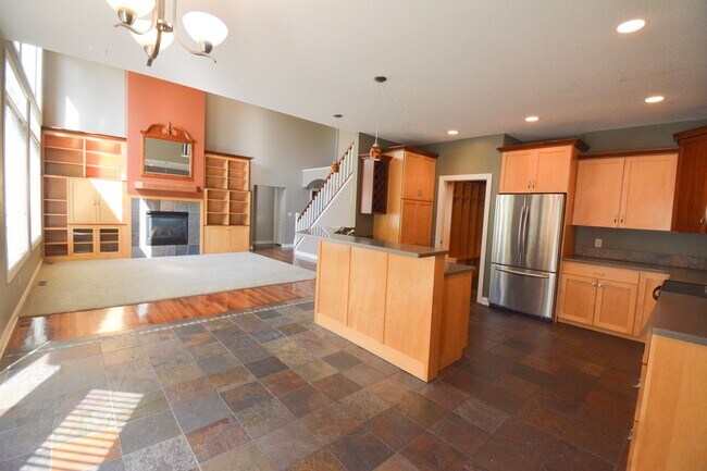Building Photo - STUNNING 5 Bed 3.5 Bath Luxury Home!