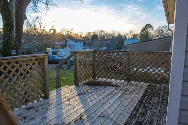 Building Photo - AVAILABLE NOW. $1300 PER MONTH. NEW STAINLESS STEEL APPLIANCES and UPDATES!!