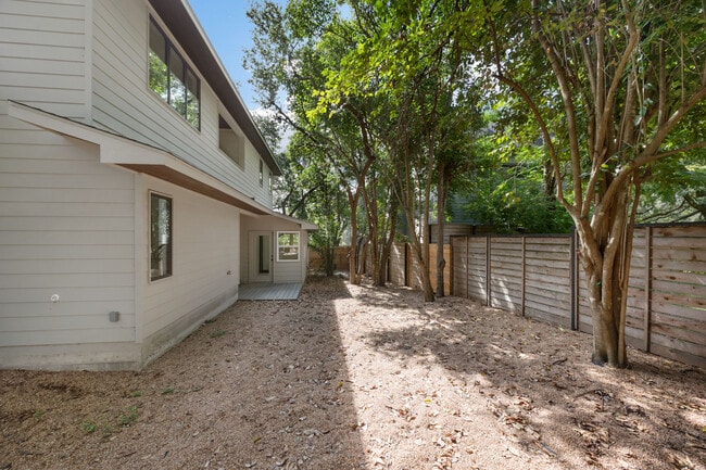 Building Photo - 803 Herndon Ln