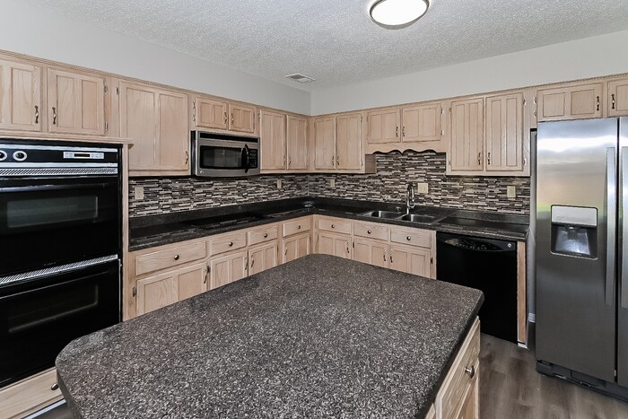 Building Photo - 9008 Country Leaf Cove