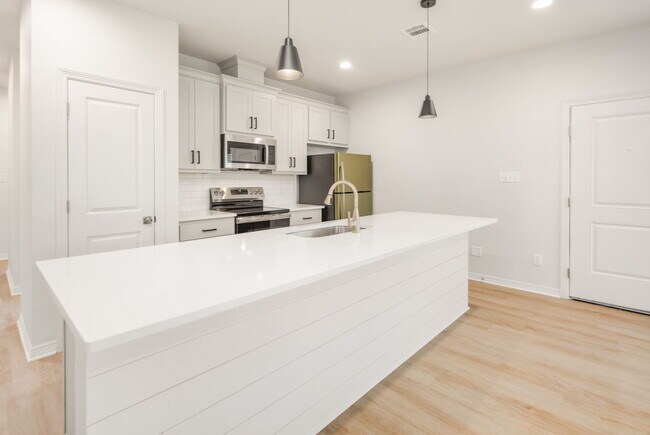 Building Photo - 2111 Crest St
