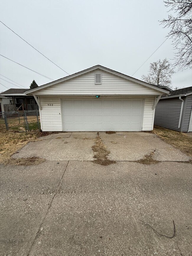 Building Photo - 3B / 1B home with over 1200 square feet!