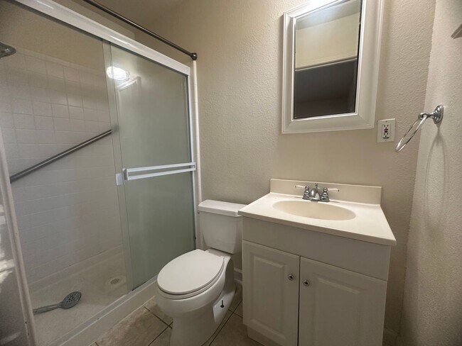 Building Photo - 3 Bedroom 2 Bathroom Home with Yard