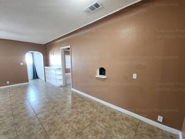 Building Photo - Charming 2 bedroom, 1 bathroom house near ...