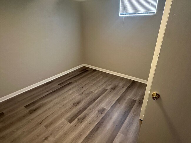 Building Photo - Fantastic 4 Bed 2 Bath 2 living rooms - Available 4/10/26