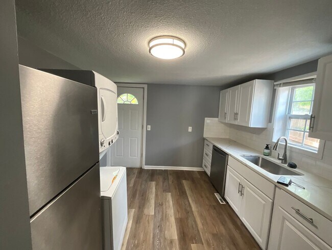 Building Photo - 2 bedroom with amazing yard!