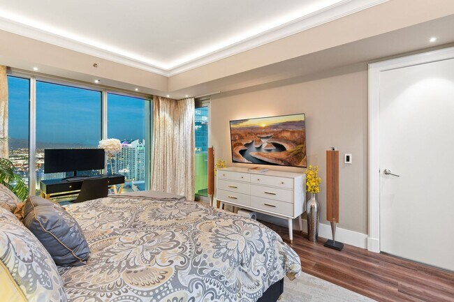 Building Photo - Sky Las Vegas 3705-City/Mtn views from thi...