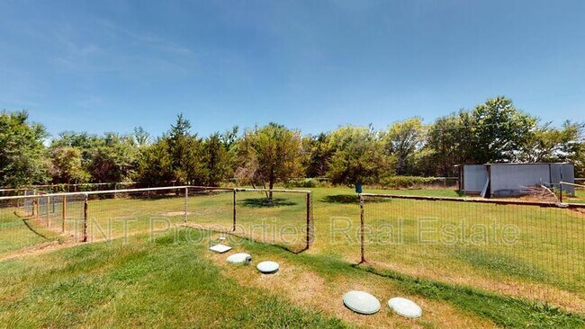 Building Photo - 9904 Risky's Ranch Dr