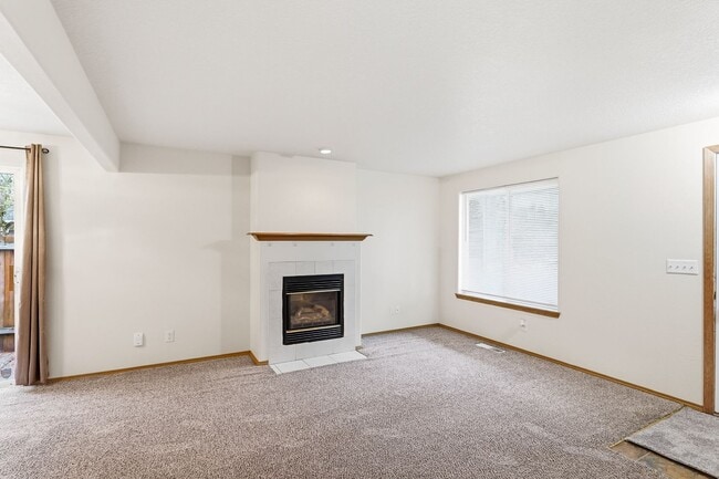 Building Photo - 3 Bedroom Home Near Woodstock Neighborhood