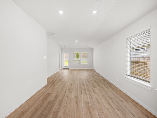 Building Photo - 18718 Timber Gln Dr