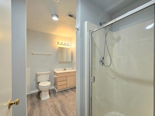 Building Photo - 4 Bedroom 3 Bath in Lake Forest Park