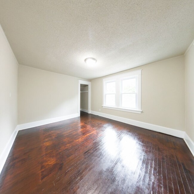 Building Photo - 1200 Sqft. 2 Bedroom 1 Bath