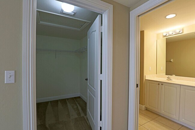 Building Photo - Villas at Venezia 4160-202