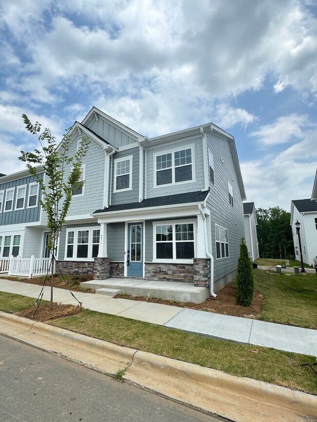 Building Photo - Built in 2024 End Unit with very convenien...