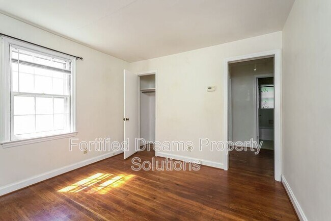 Building Photo - 901 Grayland St