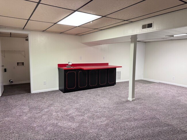 Building Photo - Must see!! 3BD/3BA Fully Finished Basement and Corner Lot!!