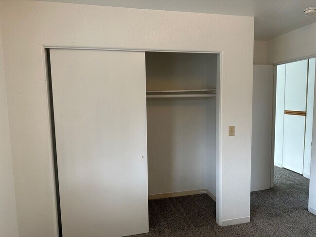 Building Photo - 2 BD, 1 BA Apartment Nestled Back on a Culd-de-Sac