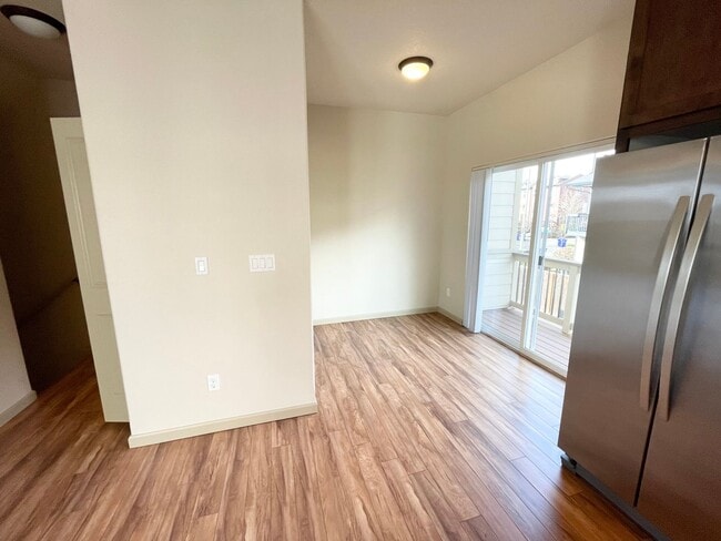 Building Photo - 4 Bedroom Home near Orenco Station!!