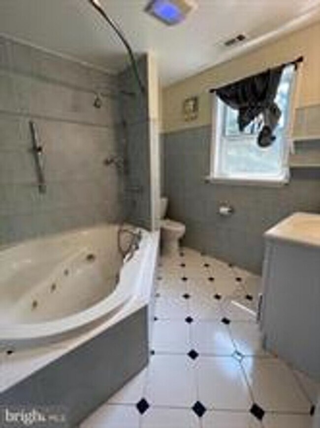 Building Photo - CHARMING BRICK COLONIAL HOME IN ROCKVILLE, CLOSE TO METRO AND ROCKVILLE TOWN CENTER