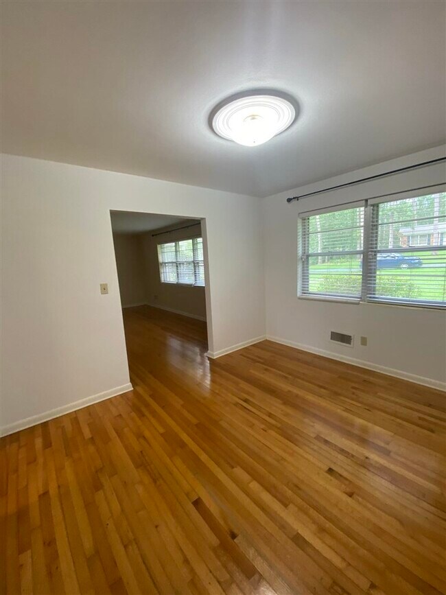 Building Photo - 1006 Ivanhoe Rd