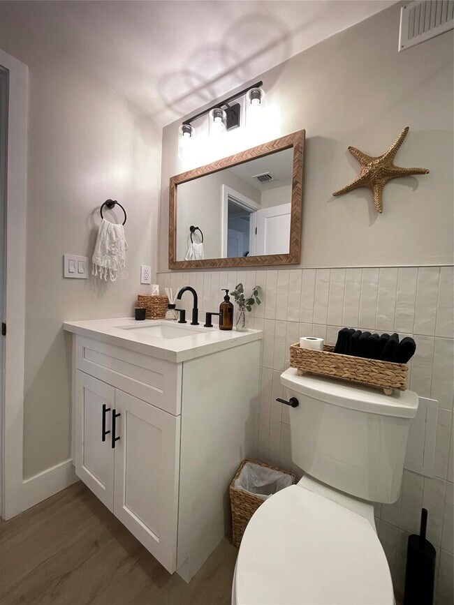 Building Photo - 400 Kings Point Dr